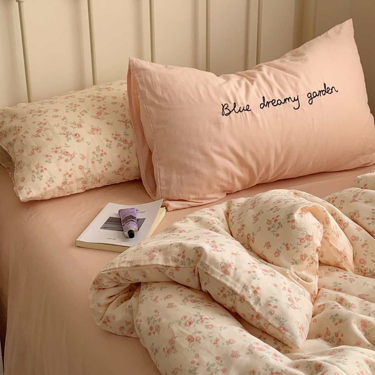 91家纺网 家纺一手货源 找家纺 桃喜 2026新款全棉双层纱碎花枕套混搭系列四件套 秘境花园粉
