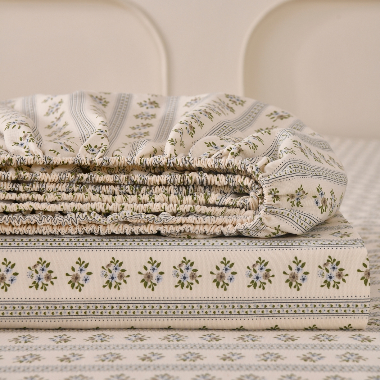 91家纺网 家纺一手货源 找家纺 悠米悠家 2025新款学生款兔毛绒刺绣夹棉上下铺床褥 小熊-红色