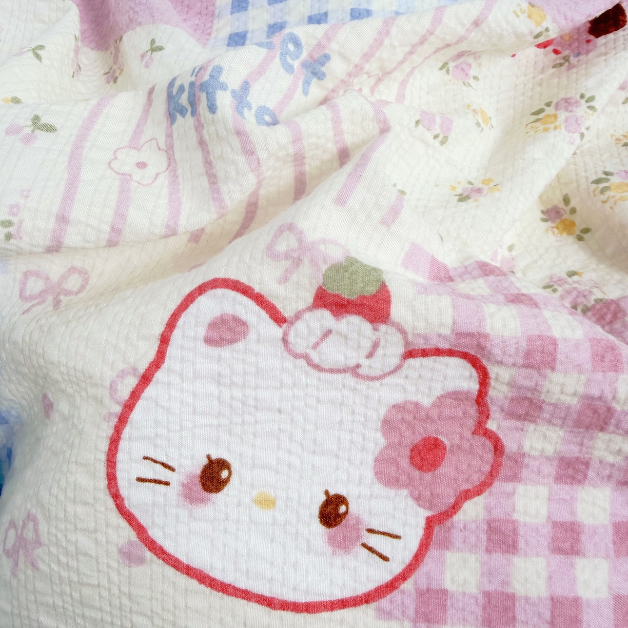 91家纺网 家纺一手货源 找家纺 悠米悠家 2026春夏新款高克重A类泡芙纱泡泡皱皱纱四件套 Kitty-蜜语格-床单款