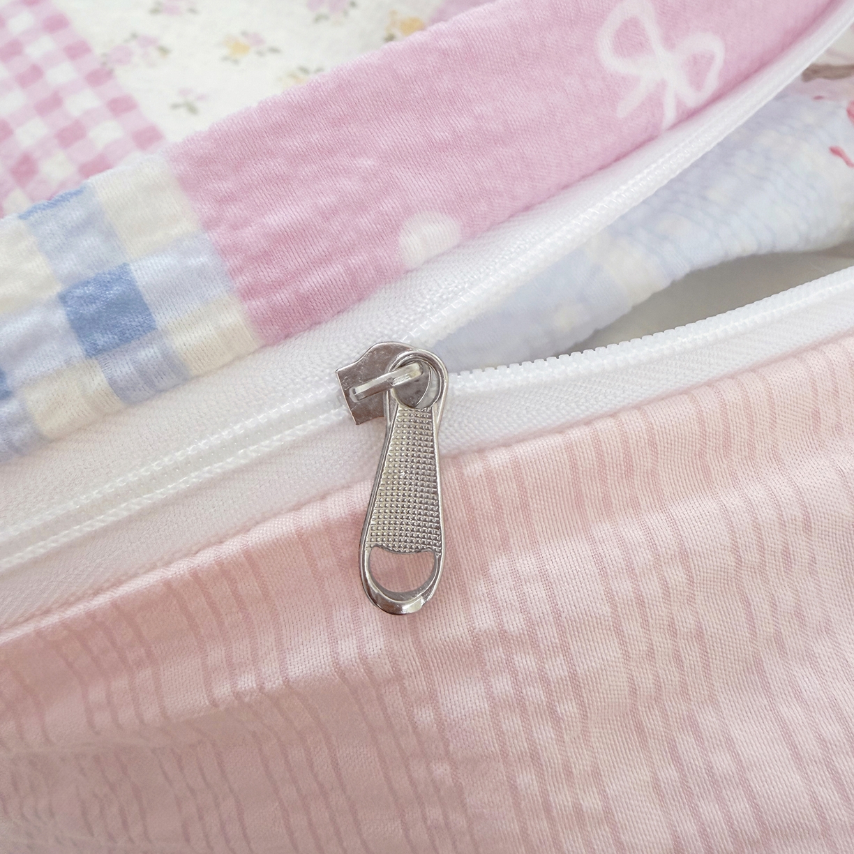 91家纺网 家纺一手货源 找家纺 悠米悠家 2026春夏新款高克重A类泡芙纱泡泡皱皱纱四件套 Kitty-蜜语格-床单款