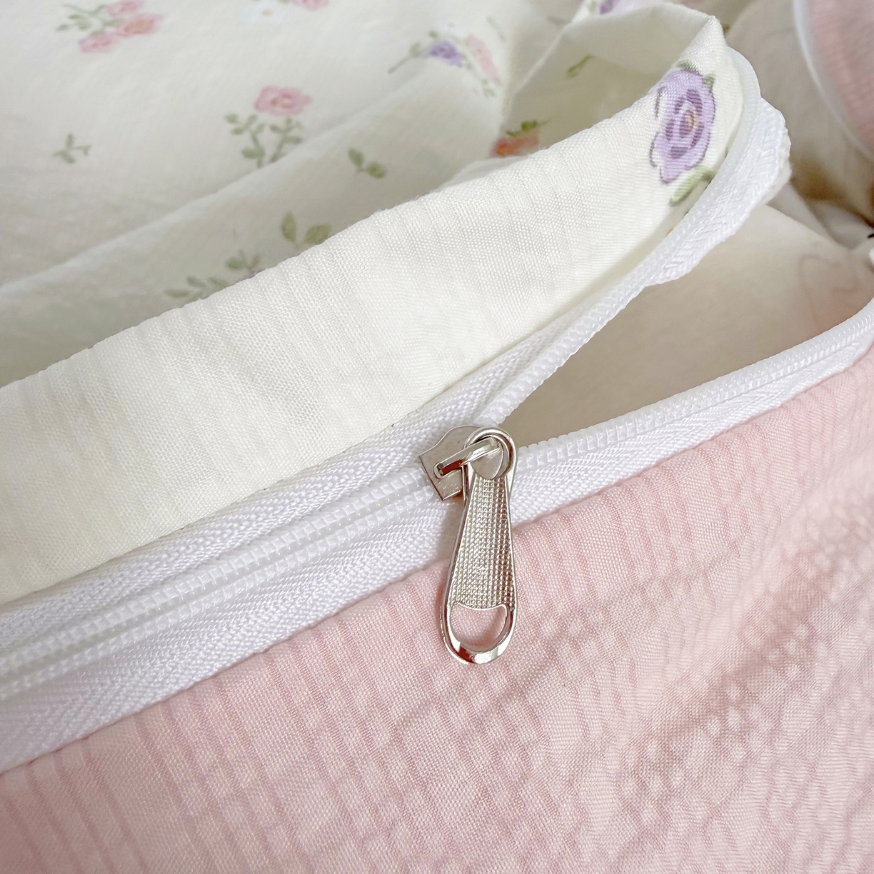 91家纺网 家纺一手货源 找家纺 悠米悠家 2026春夏新款高克重A类泡芙纱泡泡皱皱纱四件套 Kitty-春日花园-床单款