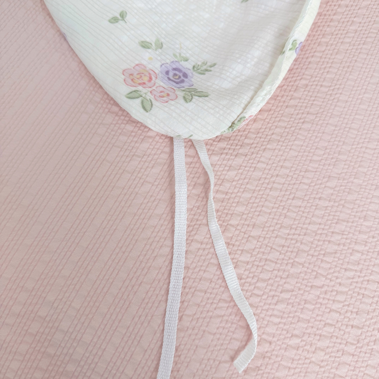 91家纺网 家纺一手货源 找家纺 悠米悠家 2026春夏新款高克重A类泡芙纱泡泡皱皱纱四件套 Kitty-春日花园-床单款