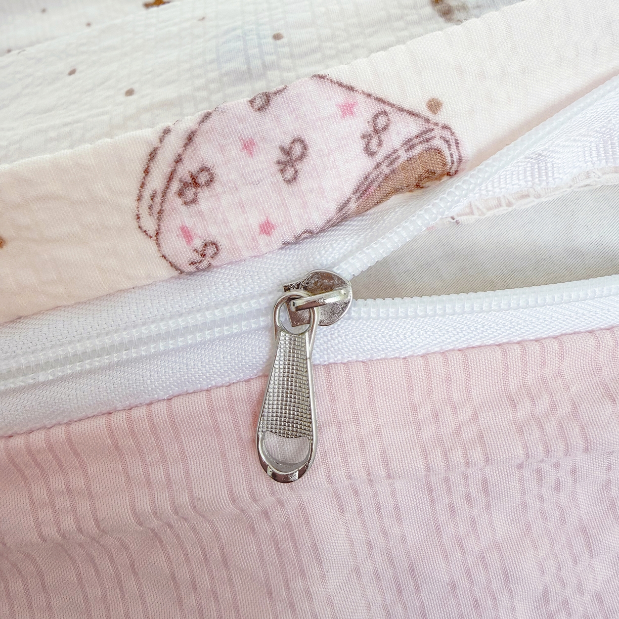 91家纺网 家纺一手货源 找家纺 悠米悠家 2026春夏新款高克重A类泡芙纱泡泡皱皱纱四件套 软糯萌犬-床单款