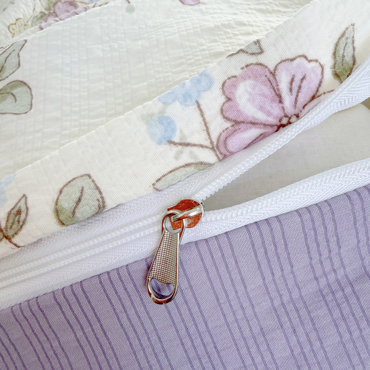 91家纺网 家纺一手货源 找家纺 悠米悠家 2026春夏新款高克重A类泡芙纱泡泡皱皱纱四件套 森眠小主-花园记-床单款