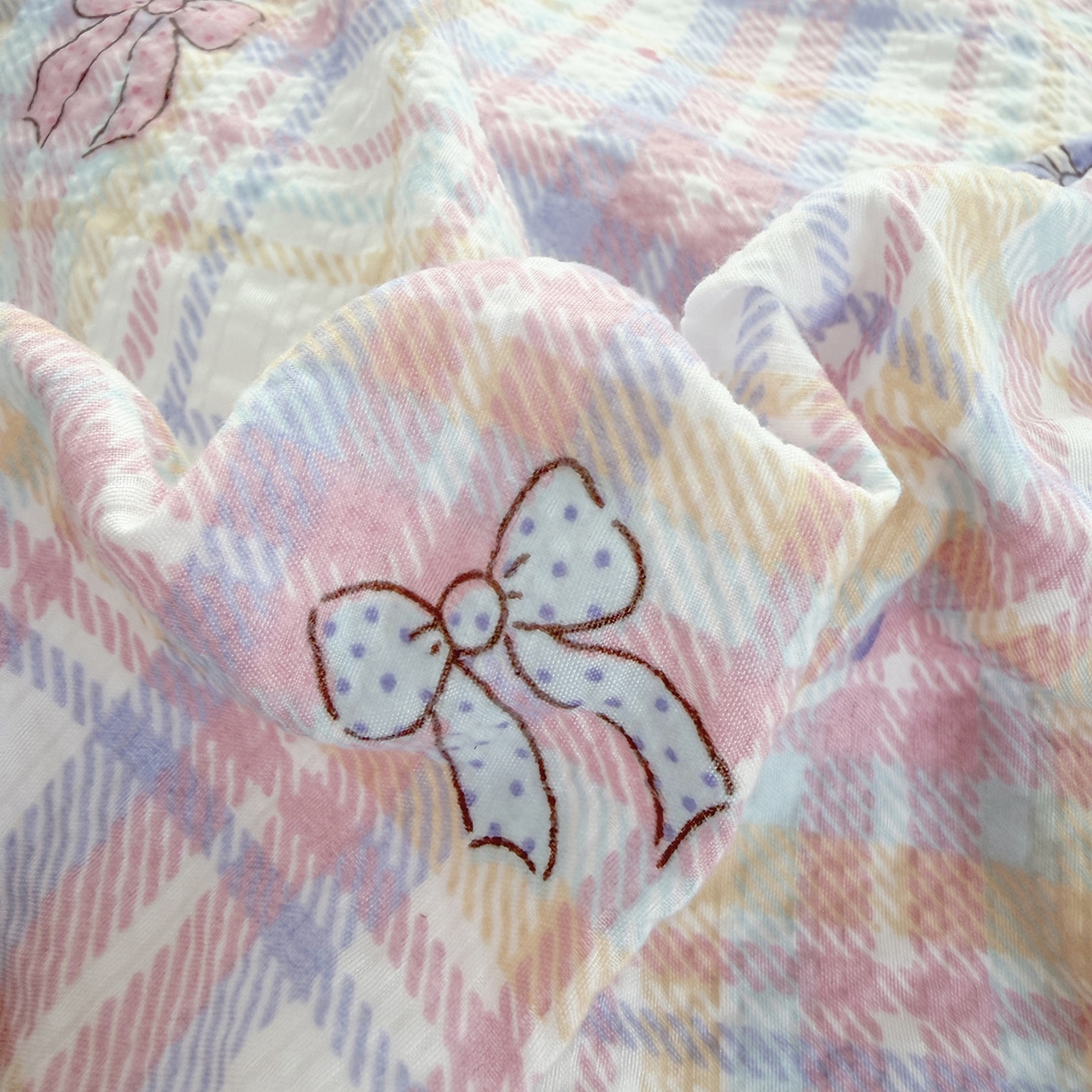 91家纺网 家纺一手货源 找家纺 悠米悠家 2026春夏新款高克重A类泡芙纱泡泡皱皱纱四件套 萌猫结伴-床单款