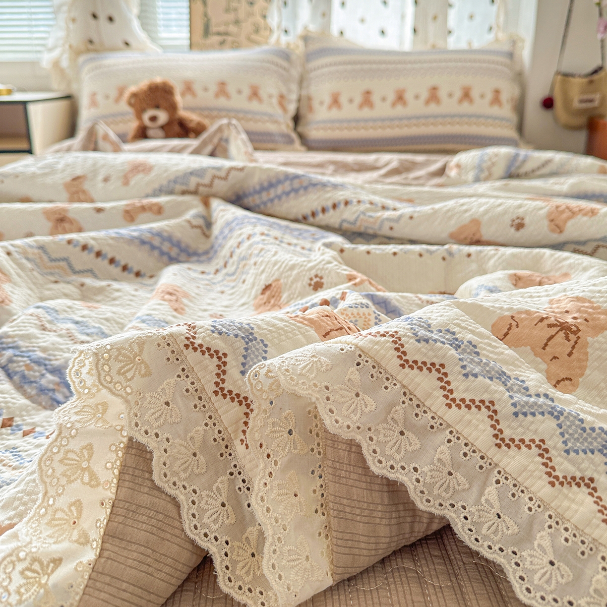 91家纺网 家纺一手货源 找家纺 富米莱（原臻工厂） 2026新款全新花边款泡芙双层纱夏凉被床盖床裙四件套 蕾丝花边-波西米亚小熊