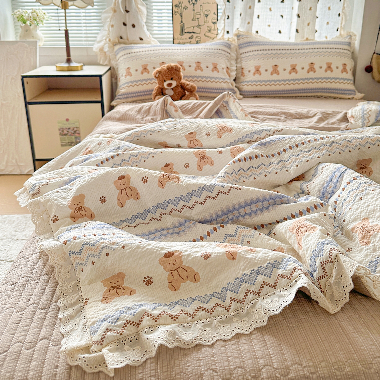 91家纺网 家纺一手货源 找家纺 富米莱（原臻工厂） 2026新款全新花边款泡芙双层纱夏凉被床盖床裙四件套 蕾丝花边-波西米亚小熊