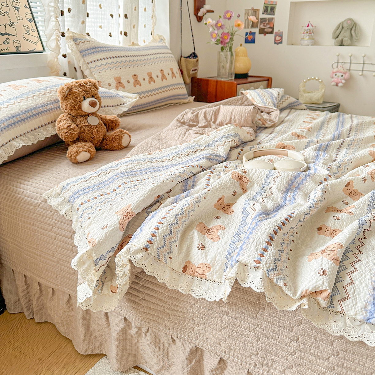 91家纺网 家纺一手货源 找家纺 富米莱（原臻工厂） 2026新款全新花边款泡芙双层纱夏凉被床盖床裙四件套 蕾丝花边-波西米亚小熊