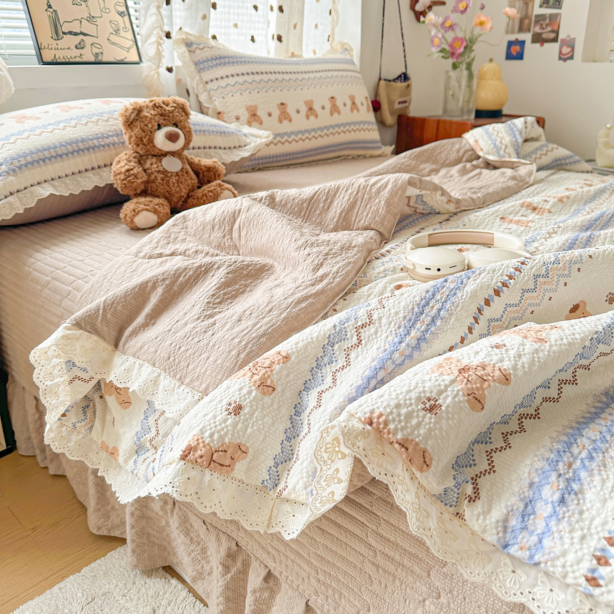 91家纺网 家纺一手货源 找家纺 富米莱（原臻工厂） 2026新款全新花边款泡芙双层纱夏凉被床盖床裙四件套 蕾丝花边-波西米亚小熊