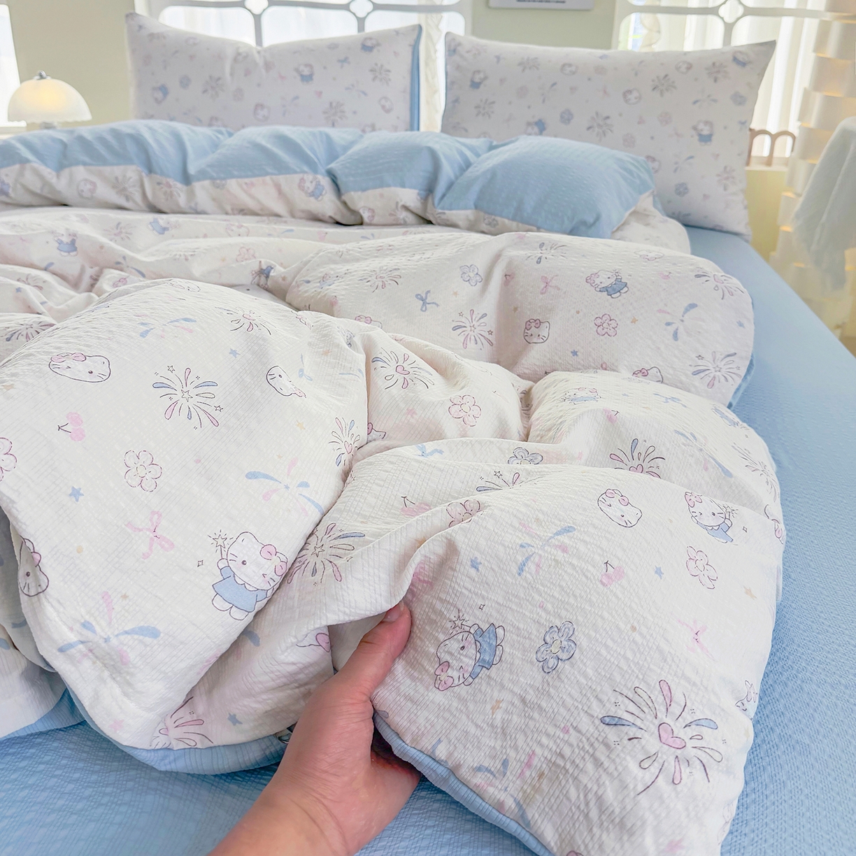 91家纺网 家纺一手货源 找家纺 悠米悠家 2026春夏新款高克重A类泡芙纱泡泡皱皱纱四件套 Kitty星光绽放-床单款