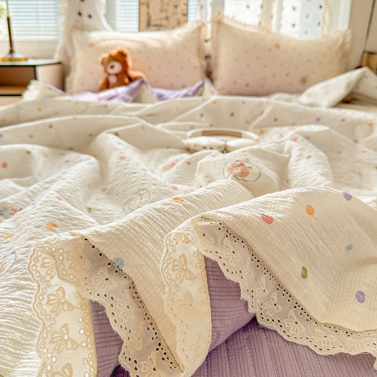91家纺网 家纺一手货源 找家纺 富米莱（原臻工厂） 2026新款全新花边款泡芙双层纱夏凉被床盖床裙四件套 蕾丝花边-彩点小熊