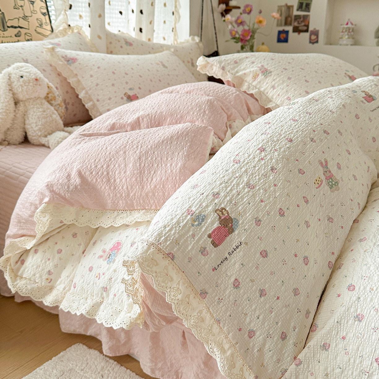 91家纺网 家纺一手货源 找家纺 富米莱（原臻工厂） 2026新款全新花边款泡芙双层纱夏凉被床盖床裙四件套 蕾丝花边-粉糖小兔