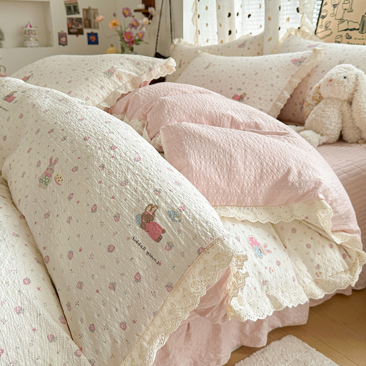 91家纺网 家纺一手货源 找家纺 富米莱（原臻工厂） 2026新款全新花边款泡芙双层纱夏凉被床盖床裙四件套 蕾丝花边-粉糖小兔
