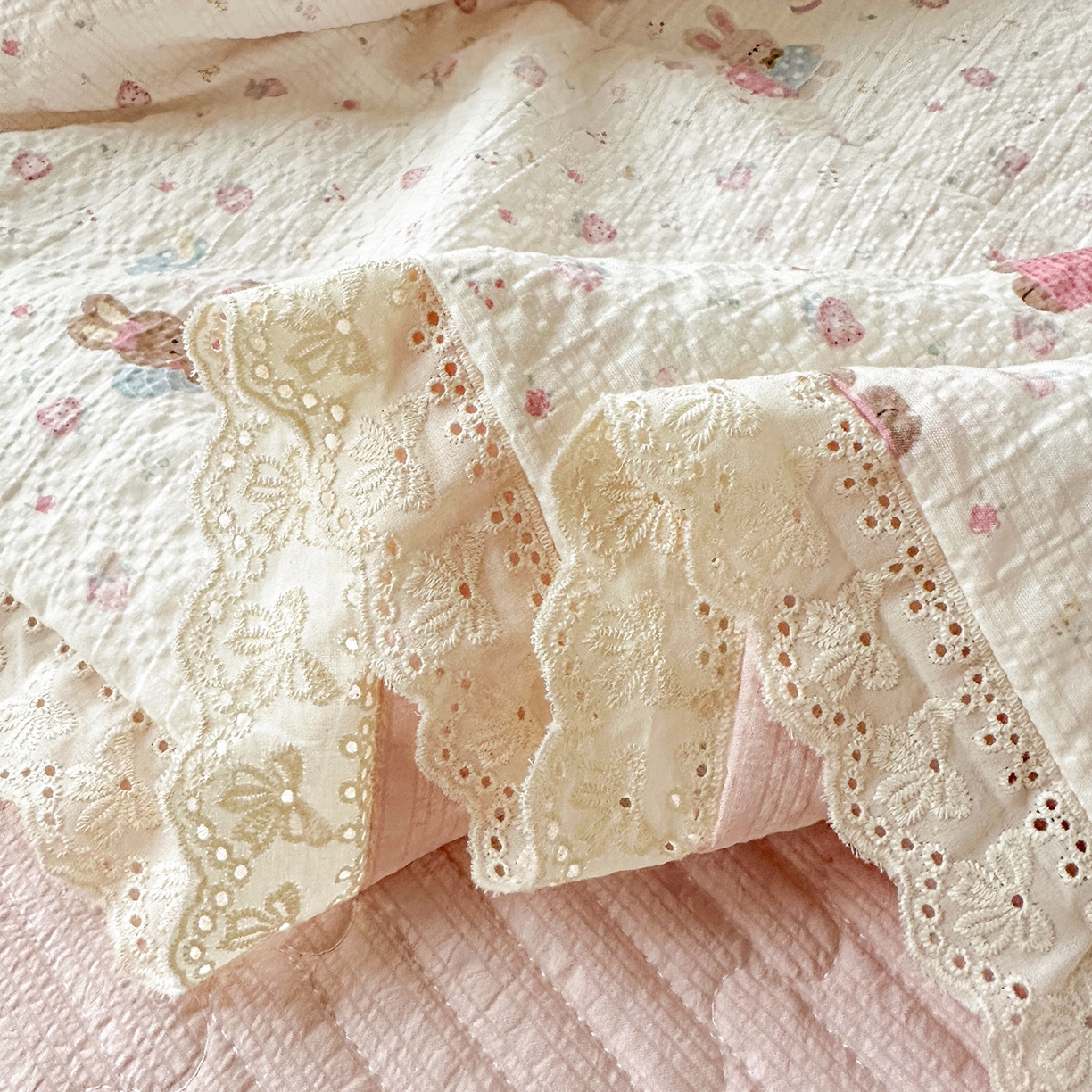 91家纺网 家纺一手货源 找家纺 富米莱（原臻工厂） 2026新款全新花边款泡芙双层纱夏凉被床盖床裙四件套 蕾丝花边-粉糖小兔