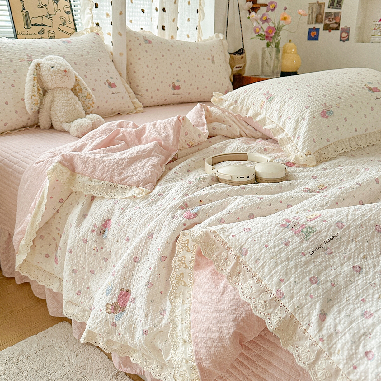 91家纺网 家纺一手货源 找家纺 富米莱（原臻工厂） 2026新款全新花边款泡芙双层纱夏凉被床盖床裙四件套 蕾丝花边-粉糖小兔