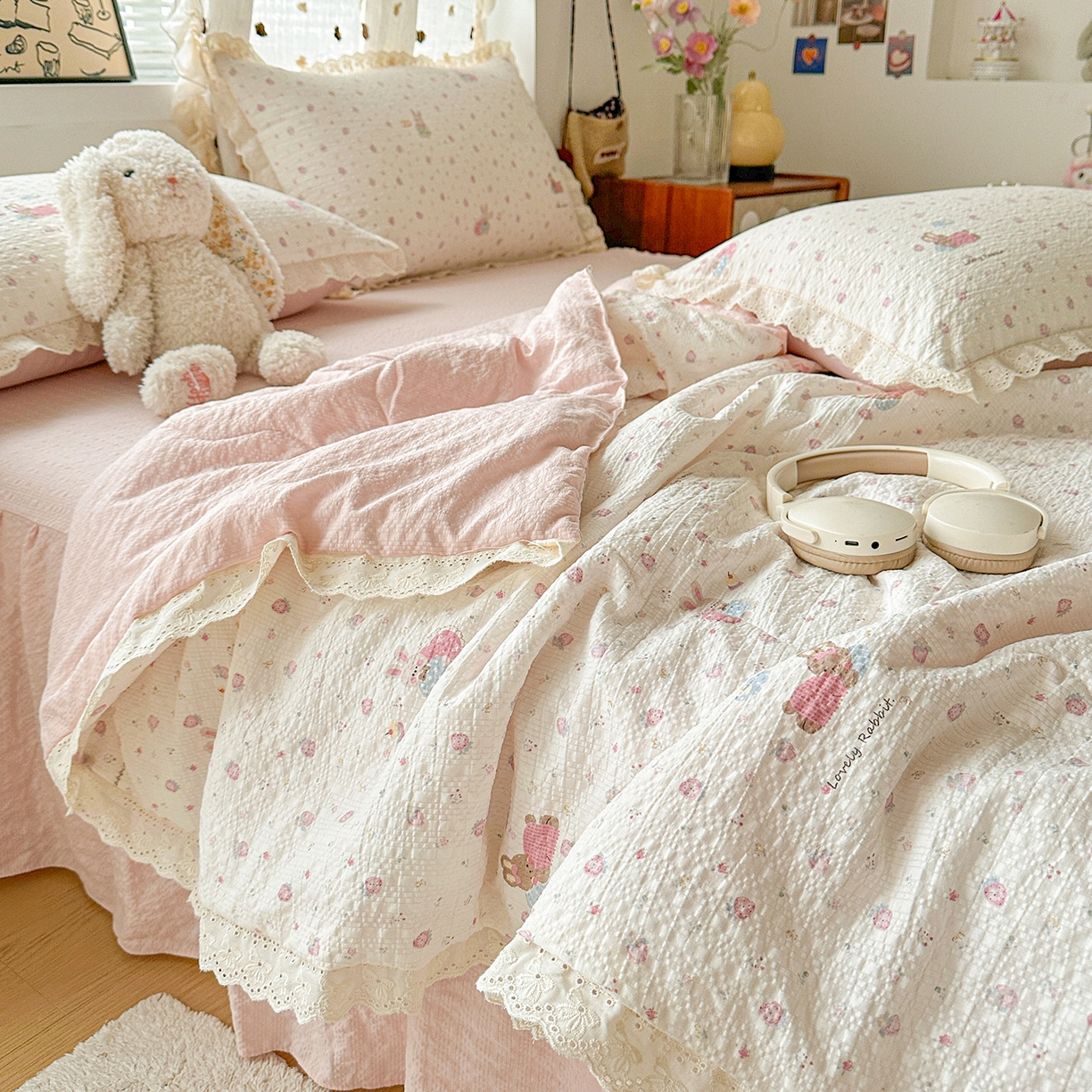 91家纺网 家纺一手货源 找家纺 富米莱（原臻工厂） 2026新款全新花边款泡芙双层纱夏凉被床盖床裙四件套 蕾丝花边-粉糖小兔