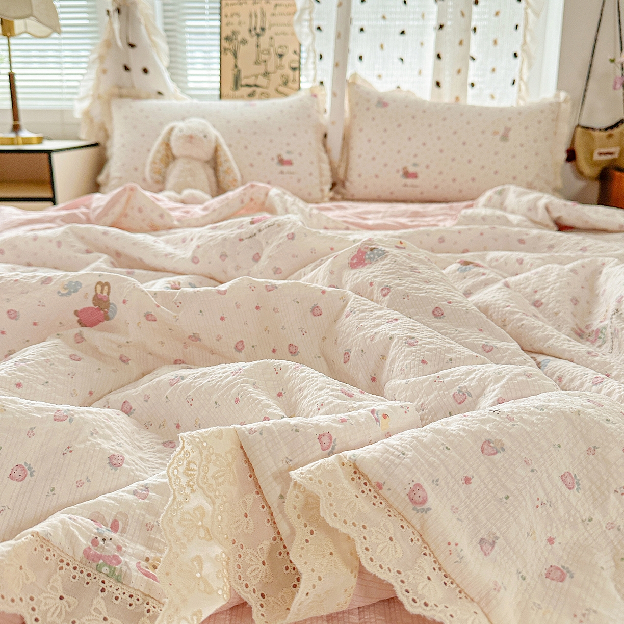 91家纺网 家纺一手货源 找家纺 富米莱（原臻工厂） 2026新款全新花边款泡芙双层纱夏凉被床盖床裙四件套 蕾丝花边-粉糖小兔