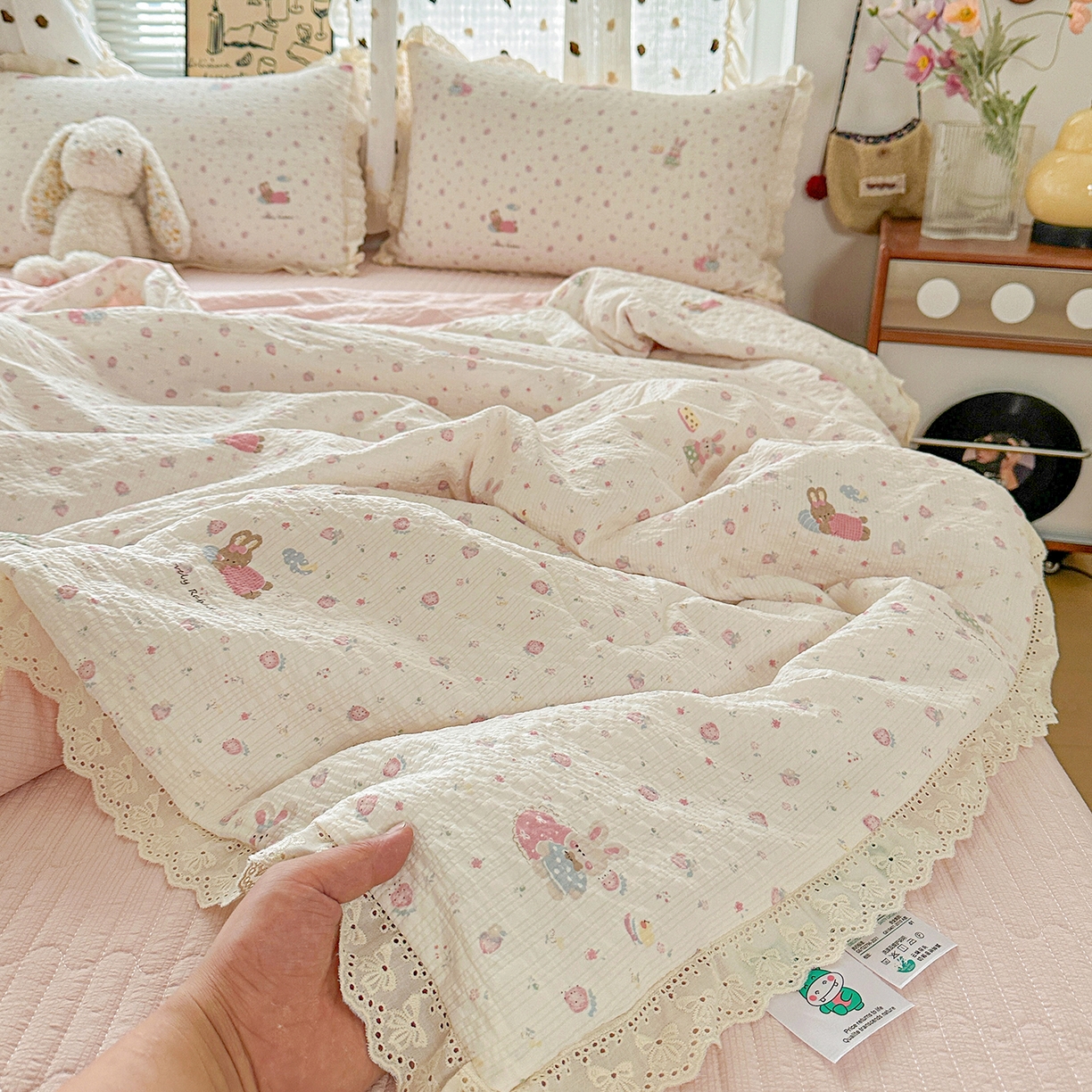 91家纺网 家纺一手货源 找家纺 富米莱（原臻工厂） 2026新款全新花边款泡芙双层纱夏凉被床盖床裙四件套 蕾丝花边-粉糖小兔