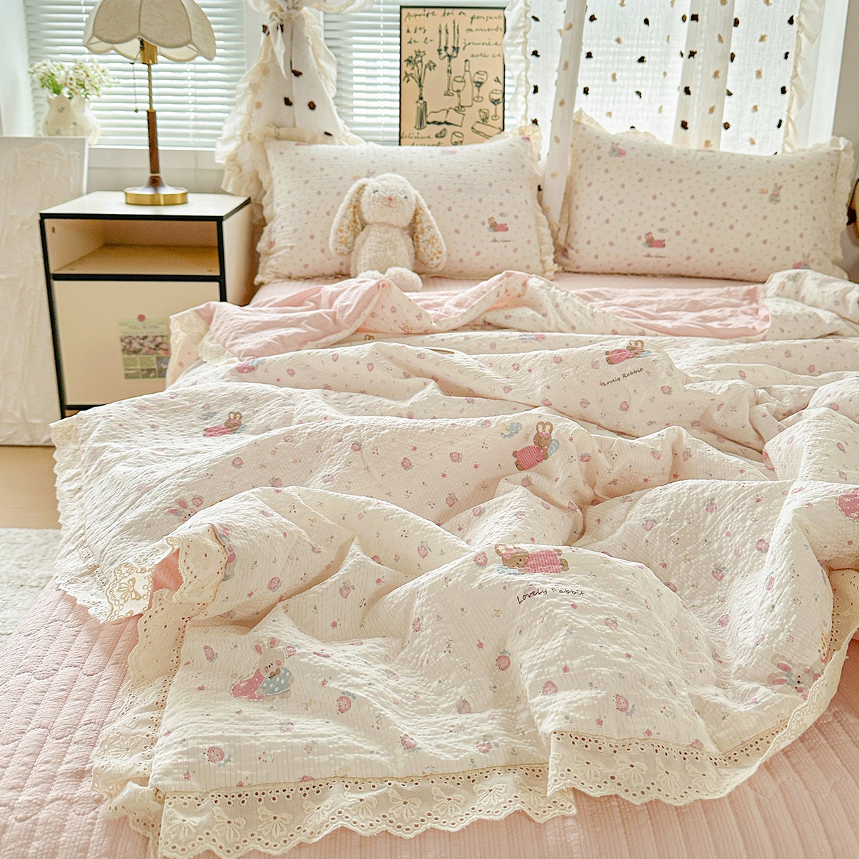91家纺网 家纺一手货源 找家纺 富米莱（原臻工厂） 2026新款全新花边款泡芙双层纱夏凉被床盖床裙四件套 蕾丝花边-粉糖小兔