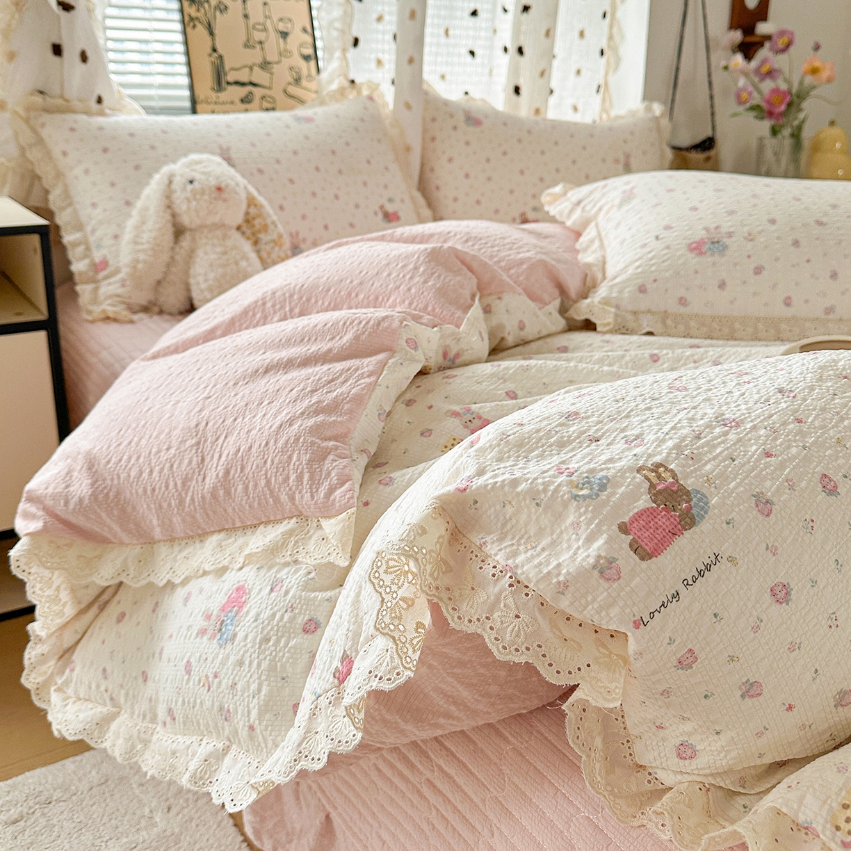91家纺网 家纺一手货源 找家纺 富米莱（原臻工厂） 2026新款全新花边款泡芙双层纱夏凉被床盖床裙四件套 蕾丝花边-粉糖小兔