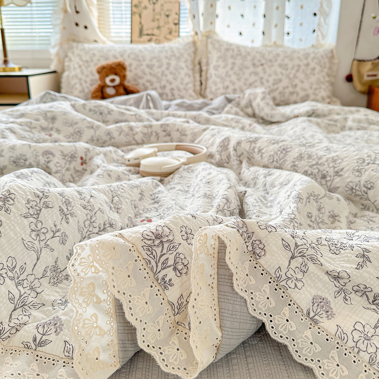 91家纺网 家纺一手货源 找家纺 富米莱（原臻工厂） 2026新款全新花边款泡芙双层纱夏凉被床盖床裙四件套 蕾丝花边-红豆生南国