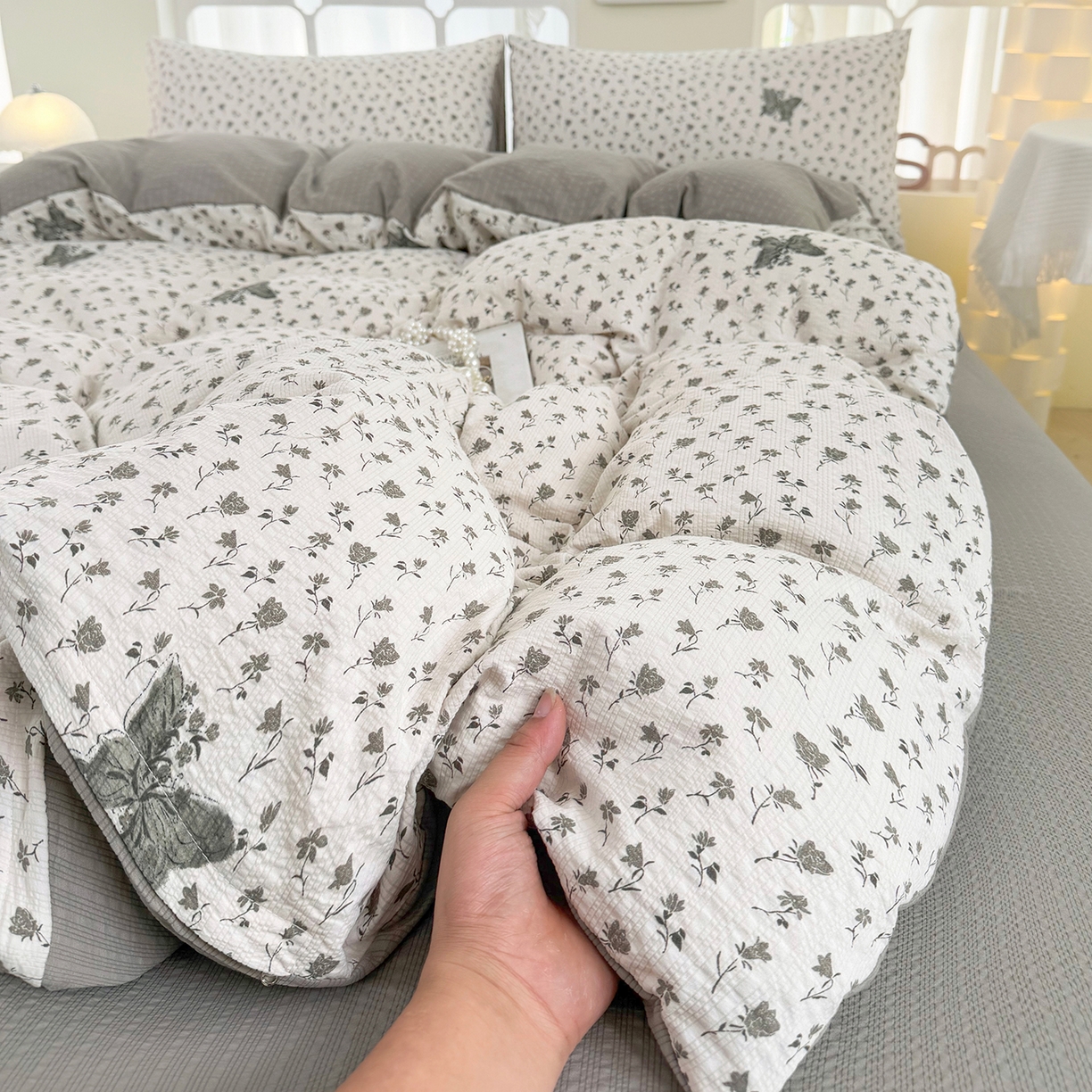 91家纺网 家纺一手货源 找家纺 悠米悠家 2026春夏新款高克重A类泡芙纱泡泡皱皱纱四件套 墨染春枝-蝶舞-床单款