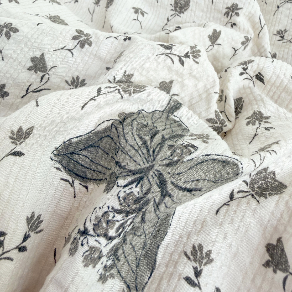 91家纺网 家纺一手货源 找家纺 悠米悠家 2026春夏新款高克重A类泡芙纱泡泡皱皱纱四件套 墨染春枝-蝶舞-床单款