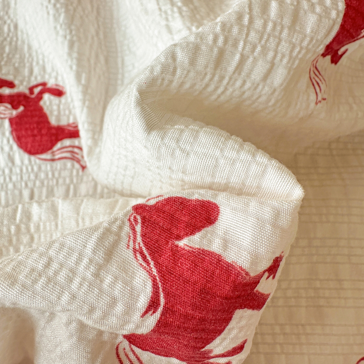 91家纺网 家纺一手货源 找家纺 富米莱（原臻工厂） 2026新款全新花边款泡芙双层纱夏凉被床盖床裙四件套 蕾丝花边-红马小骑士