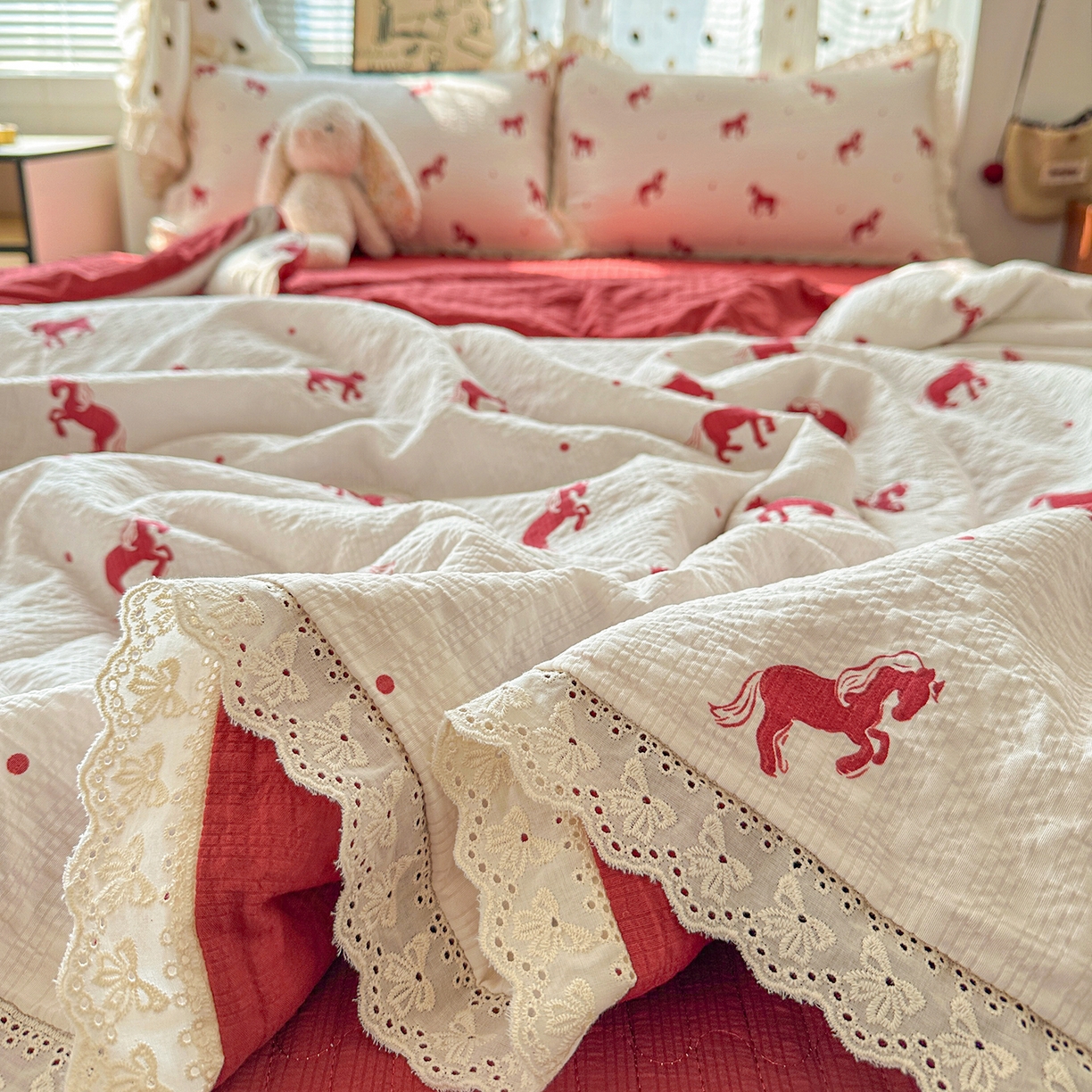 91家纺网 家纺一手货源 找家纺 富米莱（原臻工厂） 2026新款全新花边款泡芙双层纱夏凉被床盖床裙四件套 蕾丝花边-红马小骑士