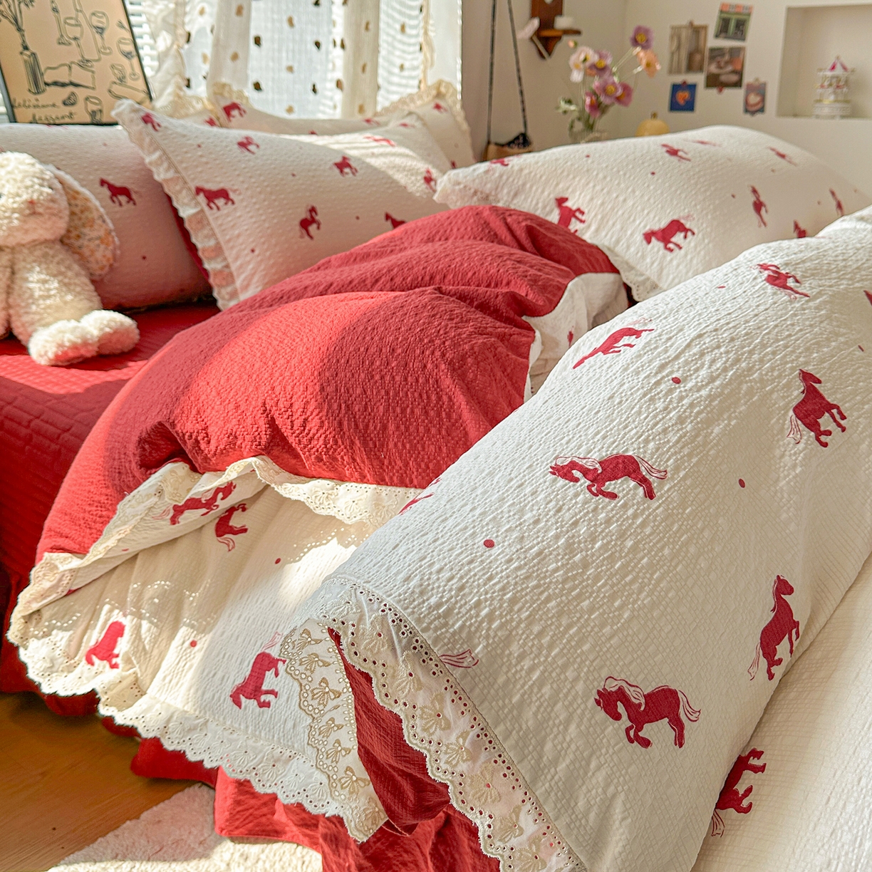 91家纺网 家纺一手货源 找家纺 富米莱（原臻工厂） 2026新款全新花边款泡芙双层纱夏凉被床盖床裙四件套 蕾丝花边-红马小骑士
