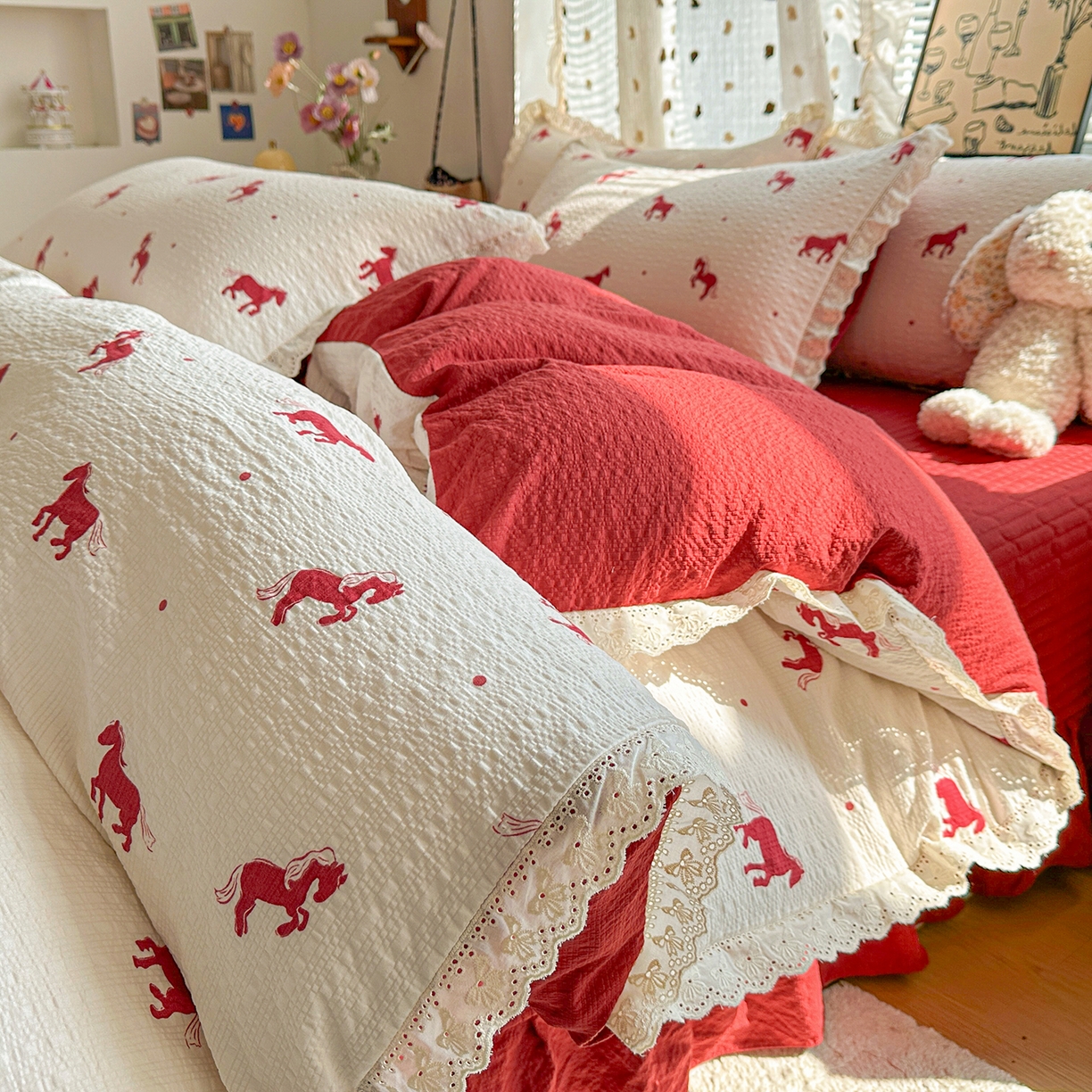 91家纺网 家纺一手货源 找家纺 富米莱（原臻工厂） 2026新款全新花边款泡芙双层纱夏凉被床盖床裙四件套 蕾丝花边-红马小骑士