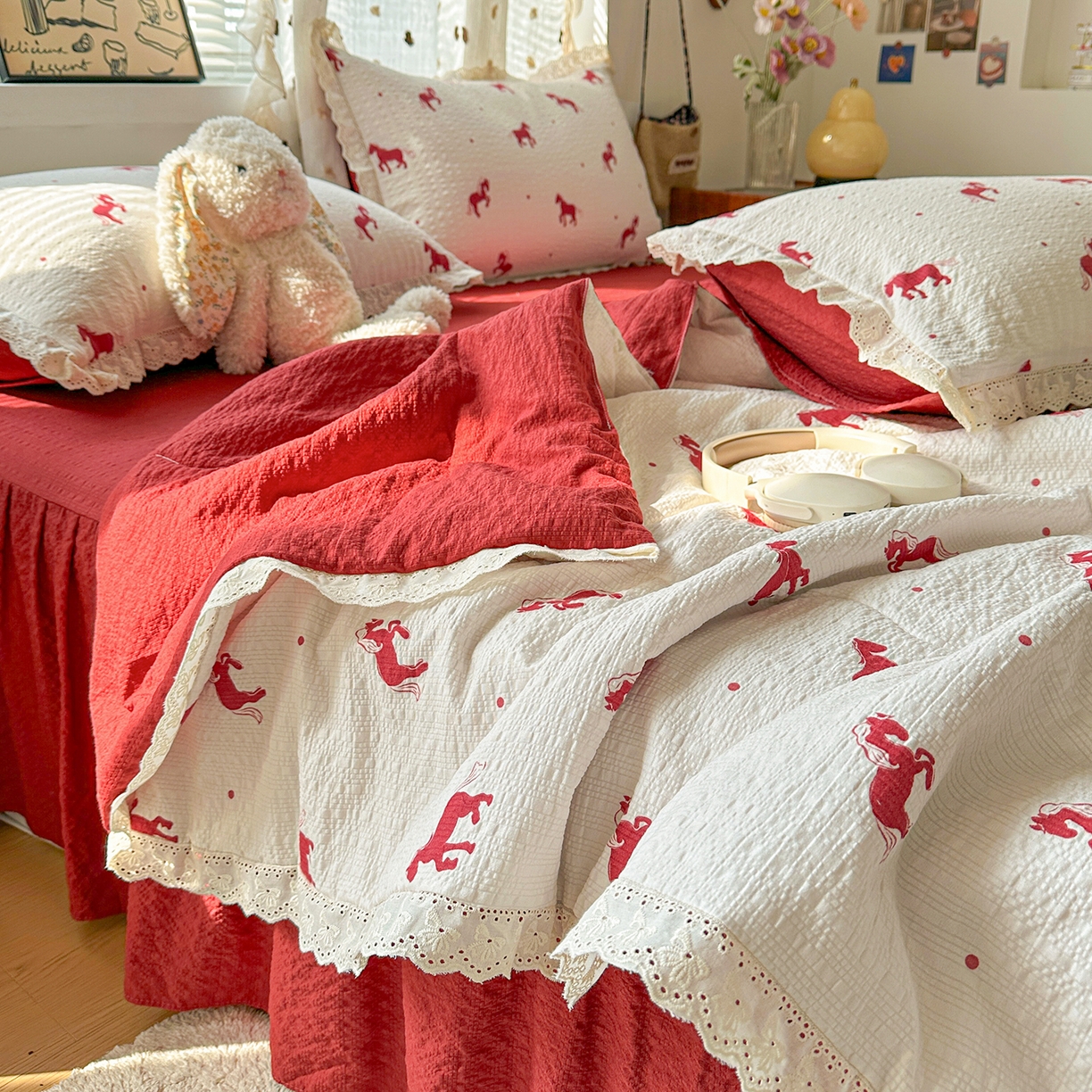 91家纺网 家纺一手货源 找家纺 富米莱（原臻工厂） 2026新款全新花边款泡芙双层纱夏凉被床盖床裙四件套 蕾丝花边-红马小骑士
