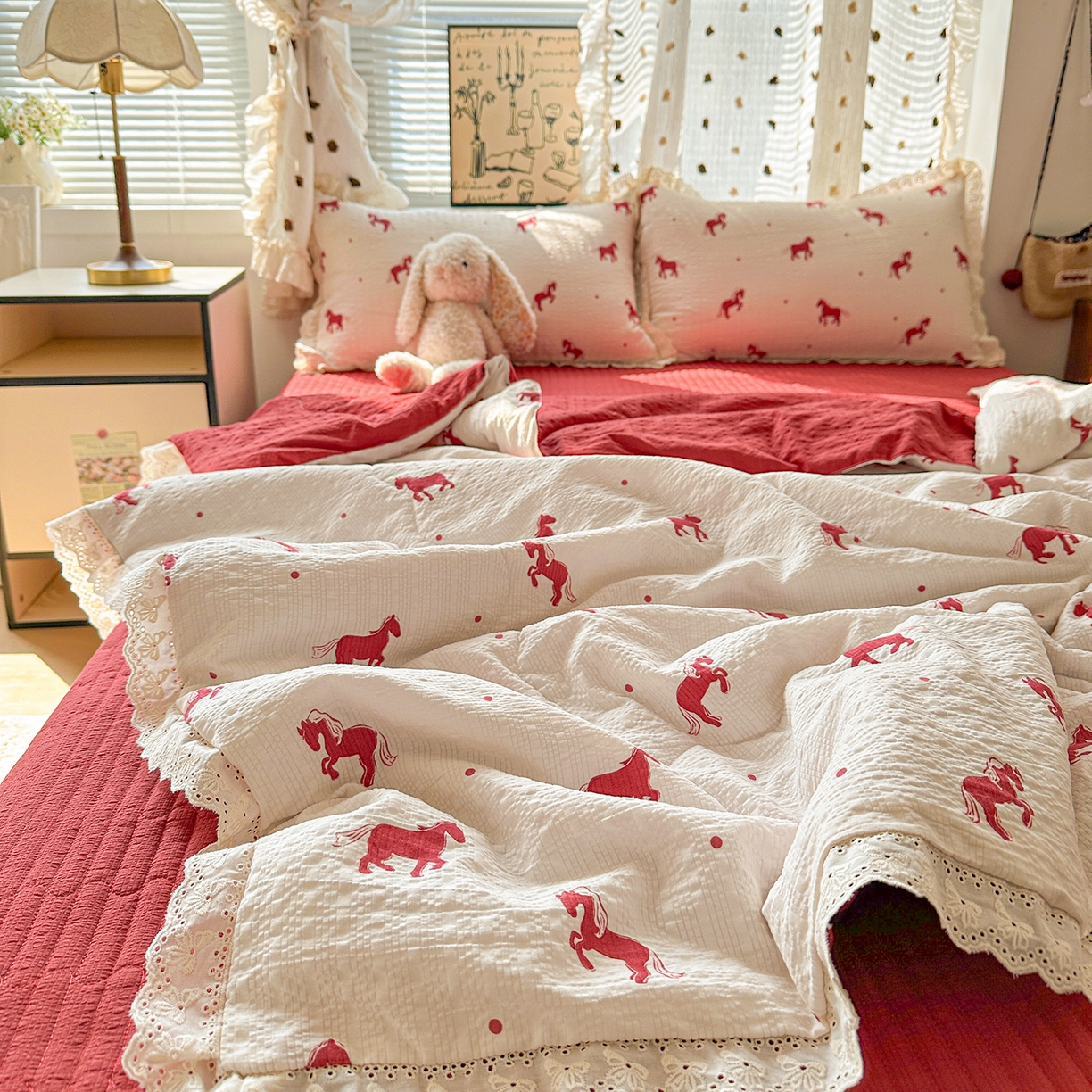 91家纺网 家纺一手货源 找家纺 富米莱（原臻工厂） 2026新款全新花边款泡芙双层纱夏凉被床盖床裙四件套 蕾丝花边-红马小骑士