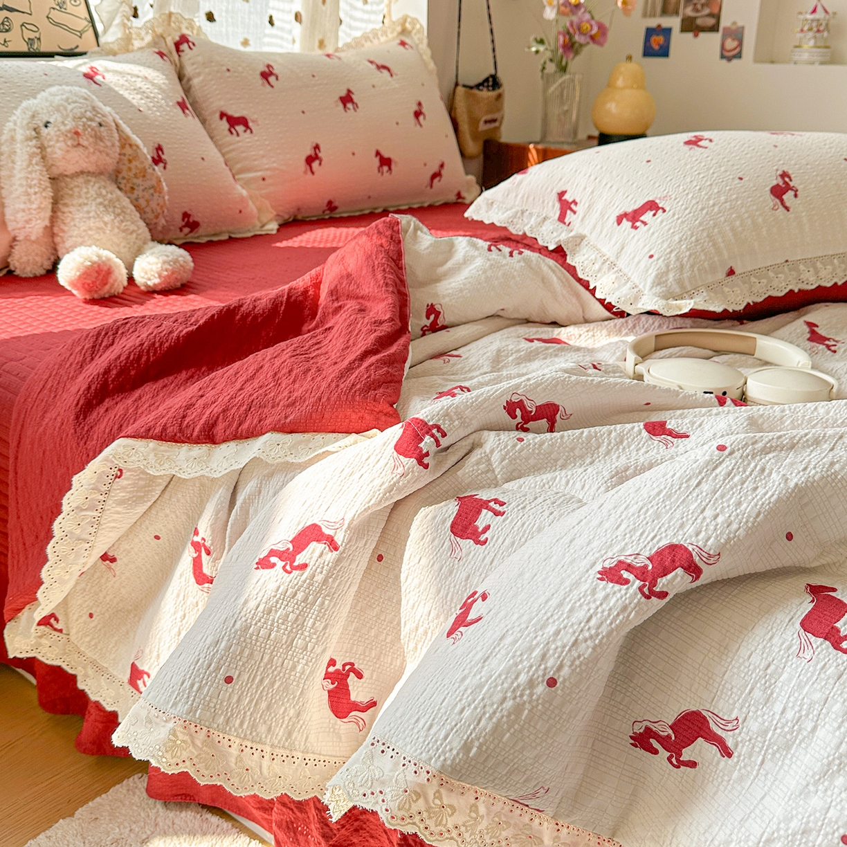 91家纺网 家纺一手货源 找家纺 富米莱（原臻工厂） 2026新款全新花边款泡芙双层纱夏凉被床盖床裙四件套 蕾丝花边-红马小骑士