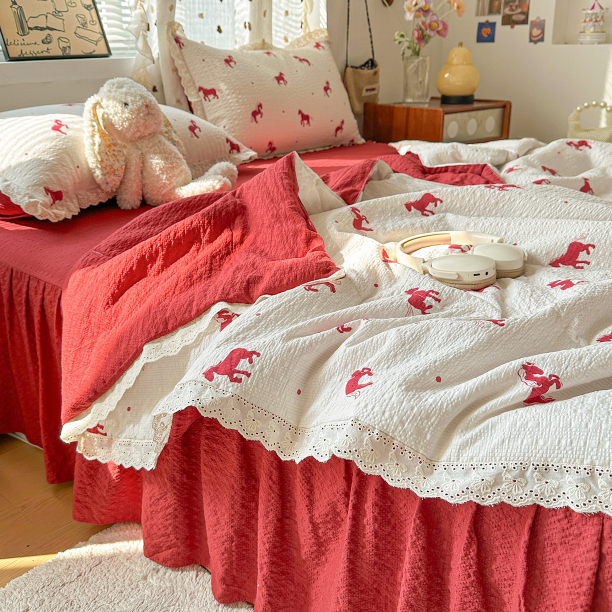 91家纺网 家纺一手货源 找家纺 富米莱（原臻工厂） 2026新款全新花边款泡芙双层纱夏凉被床盖床裙四件套 蕾丝花边-红马小骑士