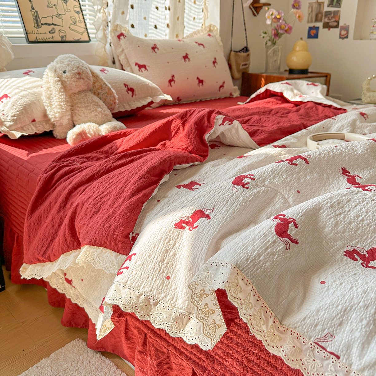 91家纺网 家纺一手货源 找家纺 富米莱（原臻工厂） 2026新款全新花边款泡芙双层纱夏凉被床盖床裙四件套 蕾丝花边-红马小骑士