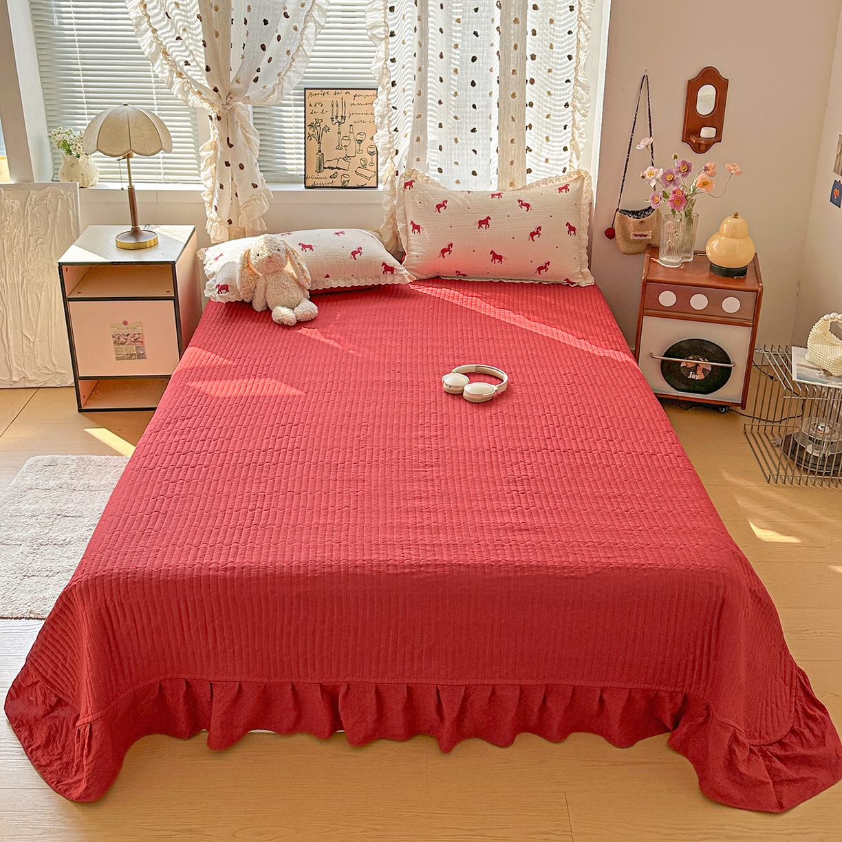 91家纺网 家纺一手货源 找家纺 富米莱（原臻工厂） 2026新款全新花边款泡芙双层纱夏凉被床盖床裙四件套 蕾丝花边-红马小骑士