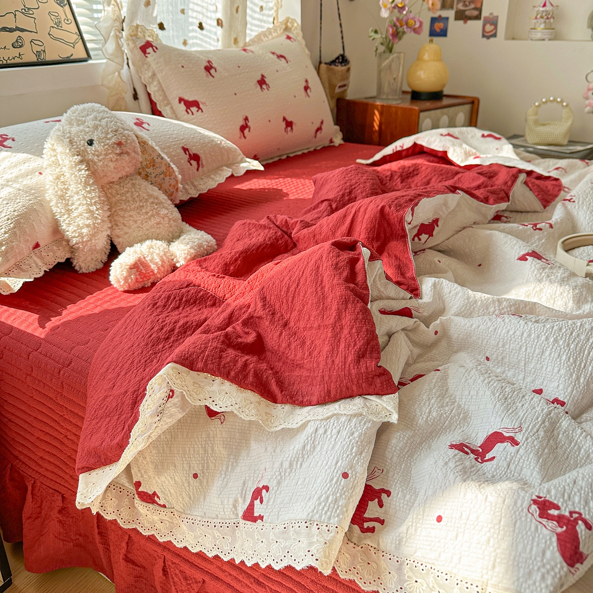 91家纺网 家纺一手货源 找家纺 富米莱（原臻工厂） 2026新款全新花边款泡芙双层纱夏凉被床盖床裙四件套 蕾丝花边-红马小骑士