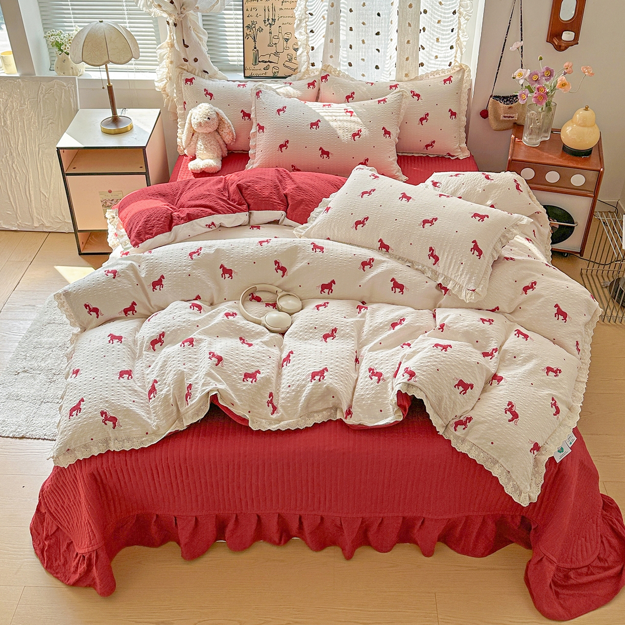 91家纺网 家纺一手货源 找家纺 富米莱（原臻工厂） 2026新款全新花边款泡芙双层纱夏凉被床盖床裙四件套 蕾丝花边-红马小骑士