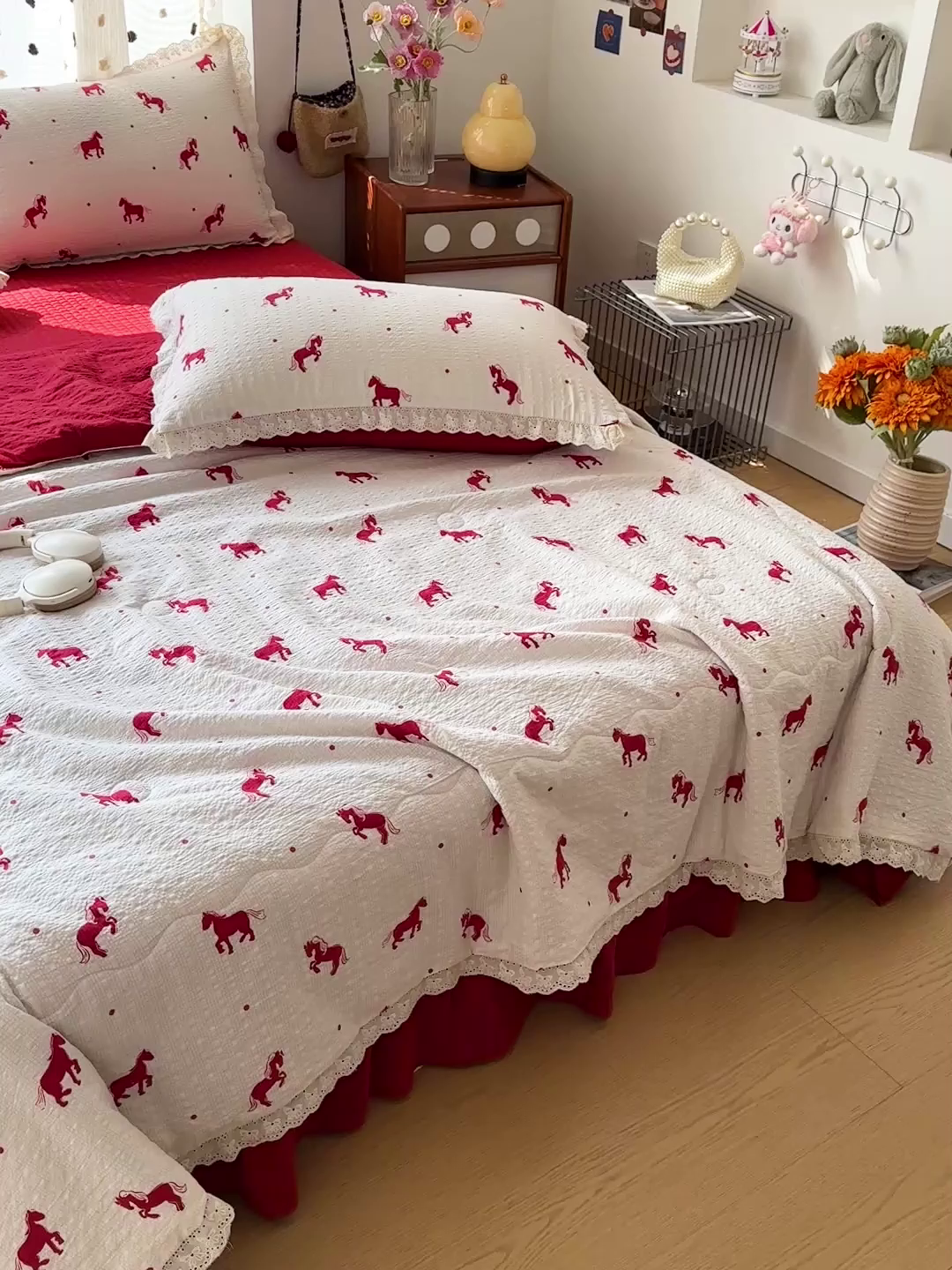 91家纺网 家纺一手货源 找家纺 富米莱（原臻工厂） 2026新款全新花边款泡芙双层纱夏凉被床盖床裙四件套 蕾丝花边-红马小骑士