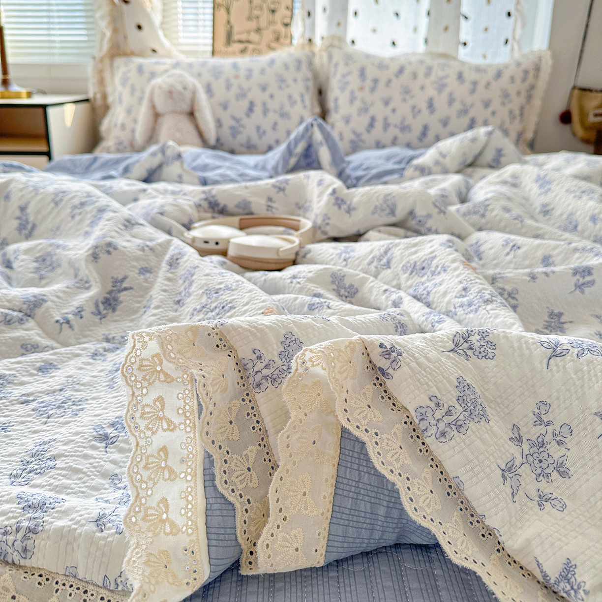 91家纺网 家纺一手货源 找家纺 富米莱（原臻工厂） 2026新款全新花边款泡芙双层纱夏凉被床盖床裙四件套 蕾丝花边-花屿蓝梦