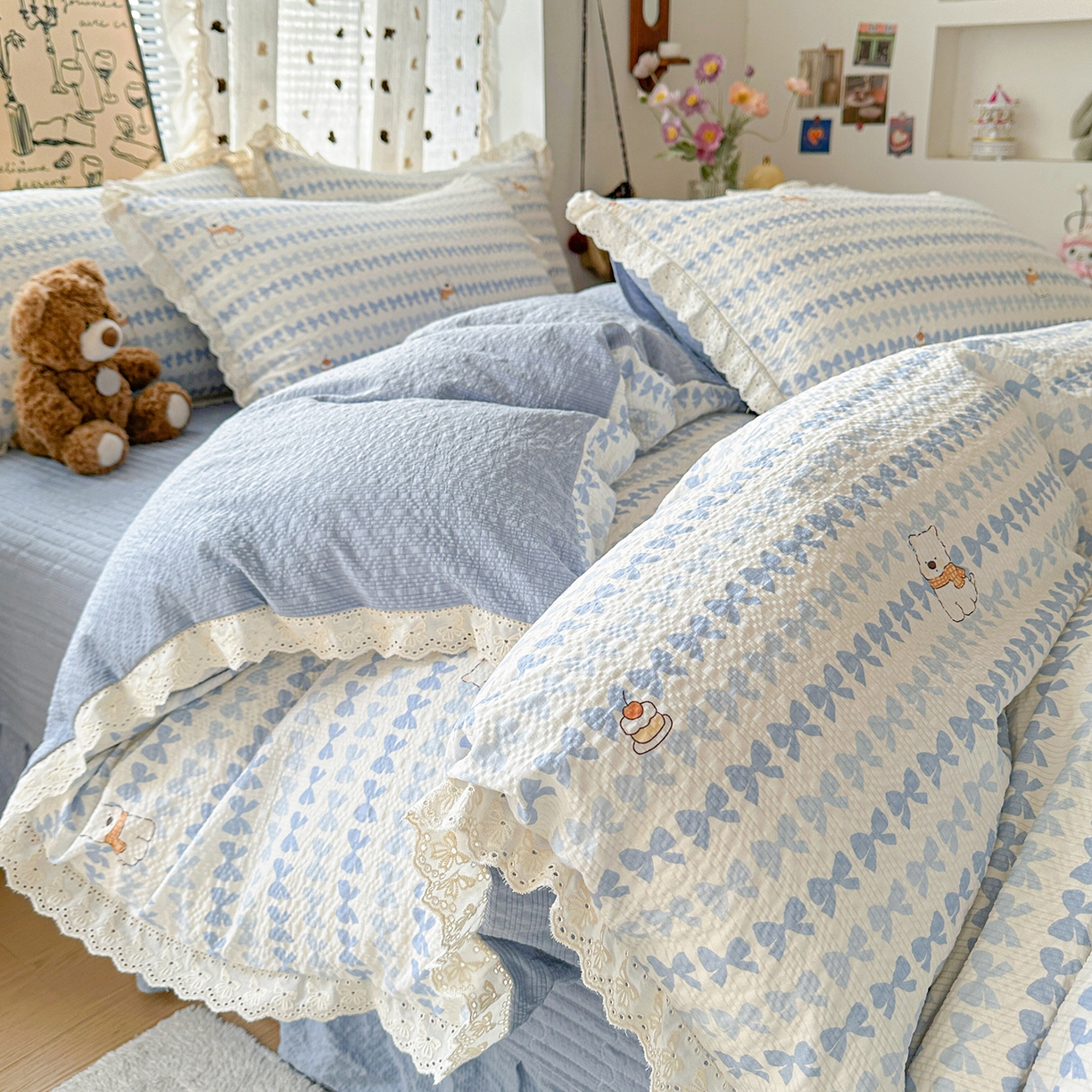 91家纺网 家纺一手货源 找家纺 富米莱（原臻工厂） 2026新款全新花边款泡芙双层纱夏凉被床盖床裙四件套 蕾丝花边-蓝蝴蝶结熊