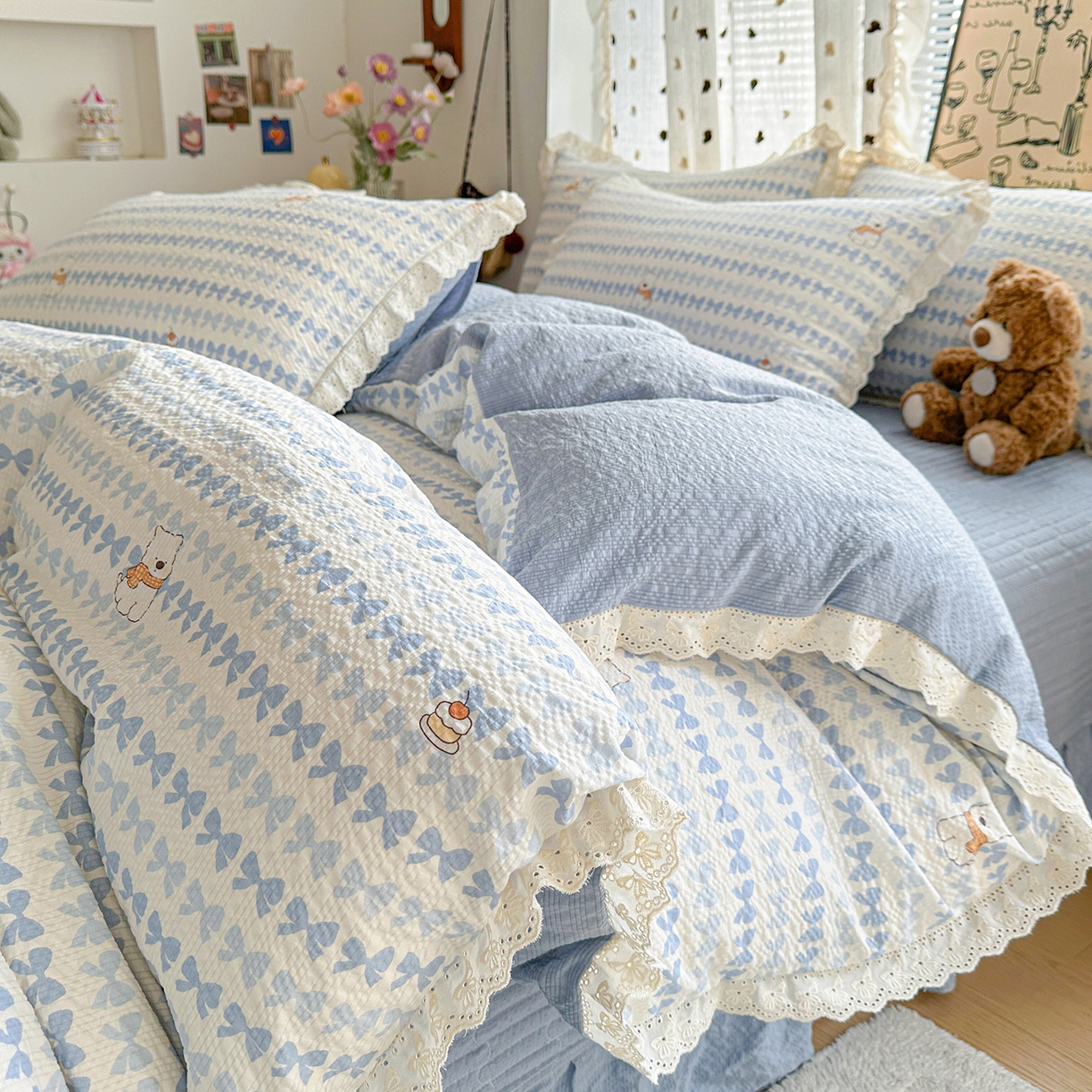 91家纺网 家纺一手货源 找家纺 富米莱（原臻工厂） 2026新款全新花边款泡芙双层纱夏凉被床盖床裙四件套 蕾丝花边-蓝蝴蝶结熊