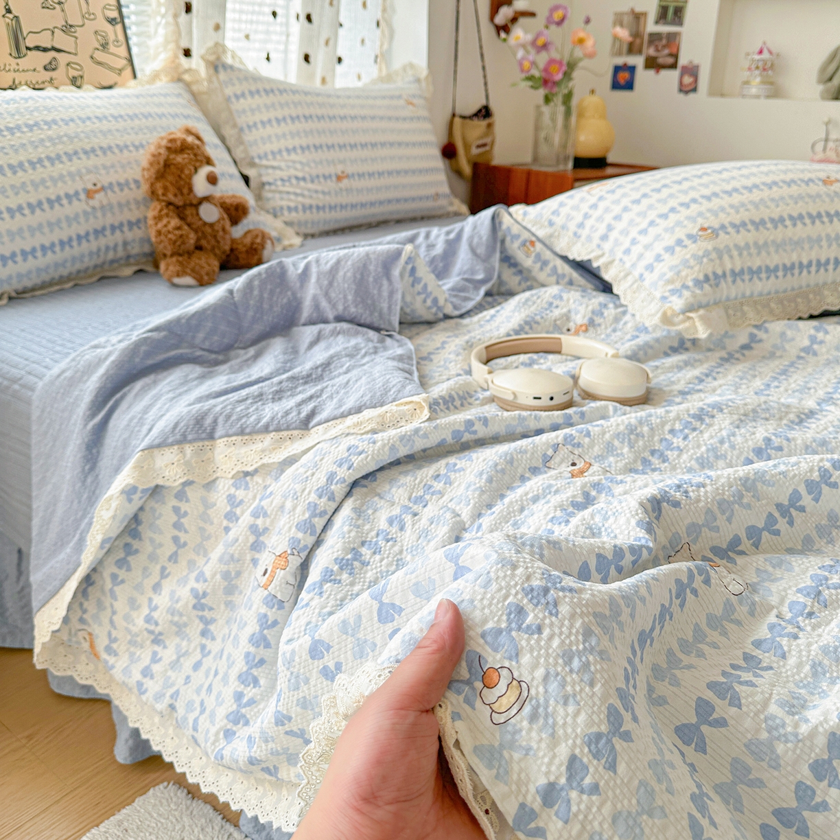 91家纺网 家纺一手货源 找家纺 富米莱（原臻工厂） 2026新款全新花边款泡芙双层纱夏凉被床盖床裙四件套 蕾丝花边-蓝蝴蝶结熊