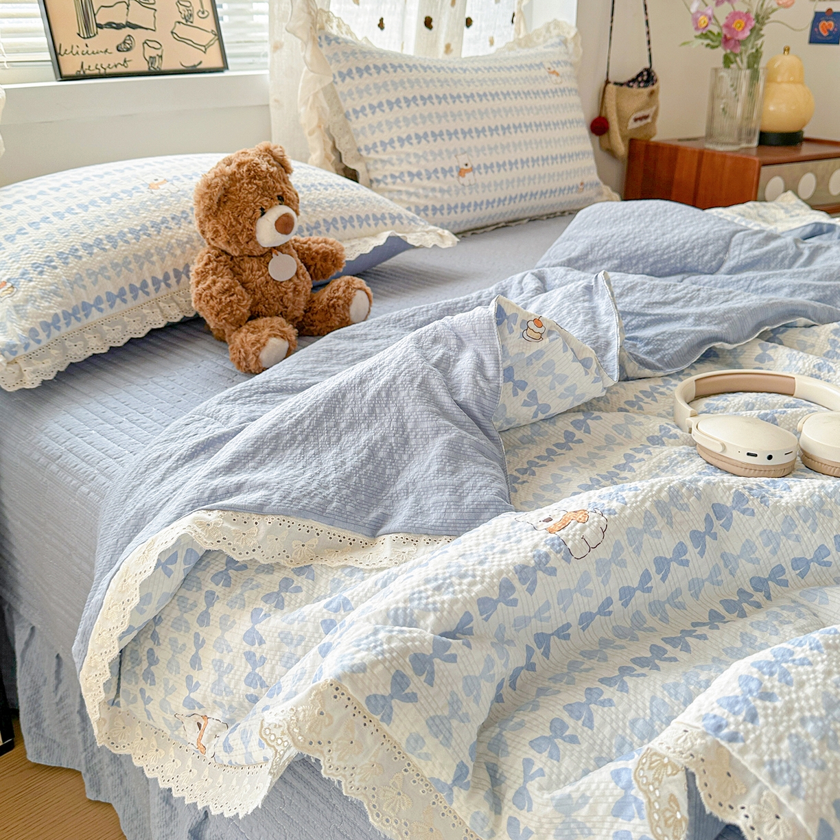 91家纺网 家纺一手货源 找家纺 富米莱（原臻工厂） 2026新款全新花边款泡芙双层纱夏凉被床盖床裙四件套 蕾丝花边-蓝蝴蝶结熊