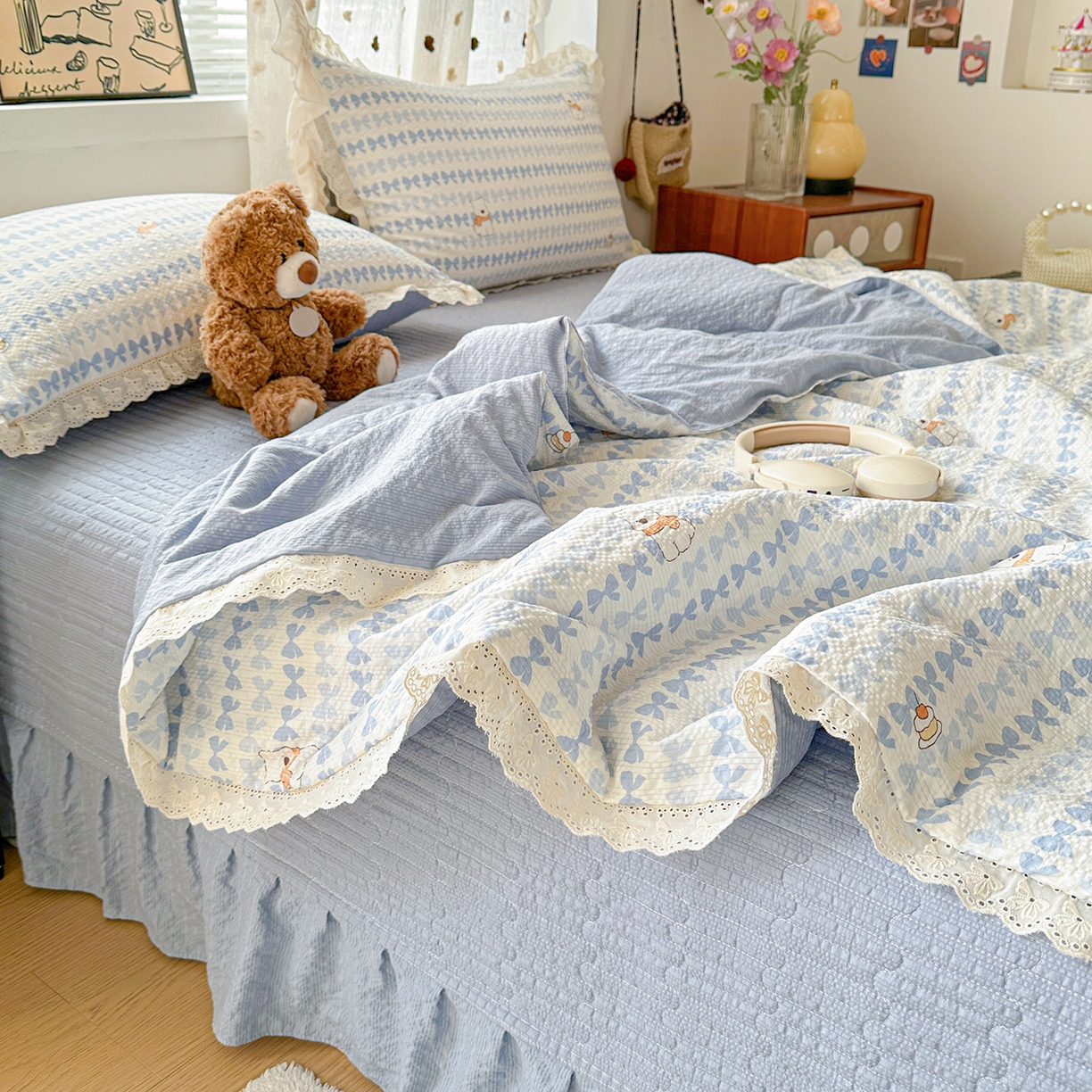 91家纺网 家纺一手货源 找家纺 富米莱（原臻工厂） 2026新款全新花边款泡芙双层纱夏凉被床盖床裙四件套 蕾丝花边-蓝蝴蝶结熊
