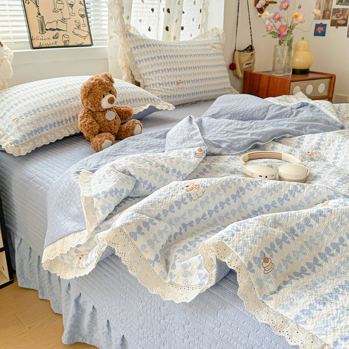 91家纺网 家纺一手货源 找家纺 富米莱（原臻工厂） 2026新款全新花边款泡芙双层纱夏凉被床盖床裙四件套 蕾丝花边-蓝蝴蝶结熊