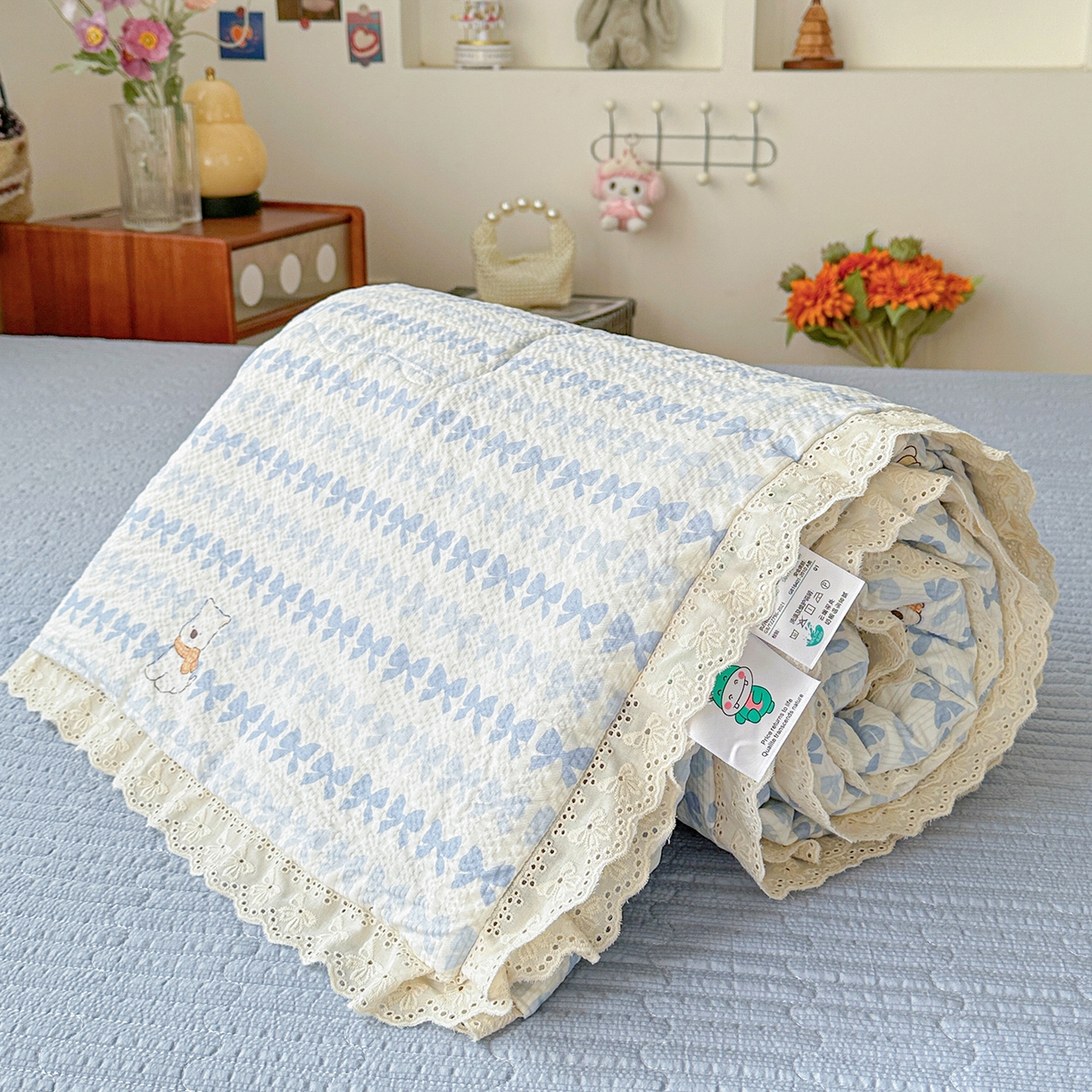 91家纺网 家纺一手货源 找家纺 富米莱（原臻工厂） 2026新款全新花边款泡芙双层纱夏凉被床盖床裙四件套 蕾丝花边-蓝蝴蝶结熊