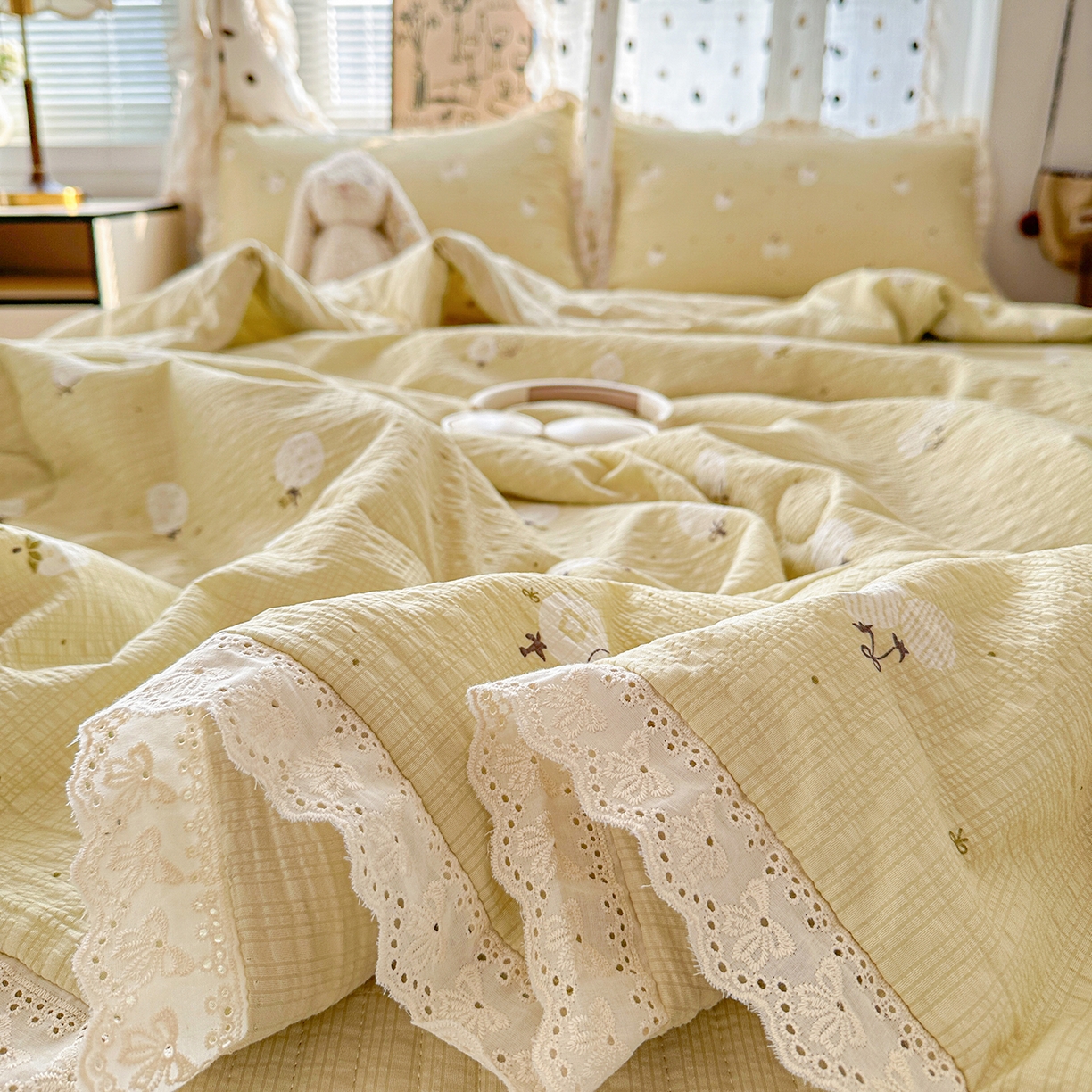 91家纺网 家纺一手货源 找家纺 富米莱（原臻工厂） 2026新款全新花边款泡芙双层纱夏凉被床盖床裙四件套 蕾丝花边-奶黄草莓
