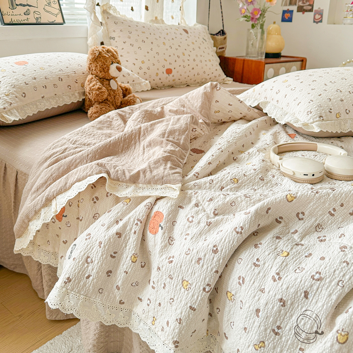 91家纺网 家纺一手货源 找家纺 富米莱（原臻工厂） 2026新款全新花边款泡芙双层纱夏凉被床盖床裙四件套 蕾丝花边-南瓜奶豹